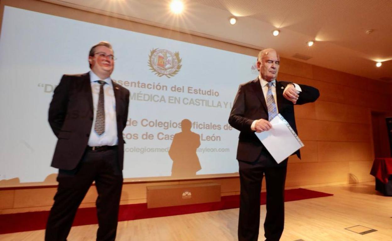 El presidente del Consejo de Colegios de Médicos Castilla y León, José Luis Díaz Villarig, a la derecha y el responsable director del estudio, Graciliano Estrada, presidente de la organización colegial segoviana.