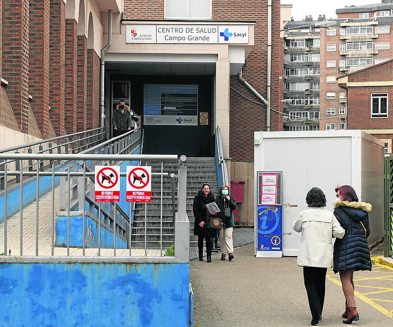 Acceso al centro de salud Campo Grande. 