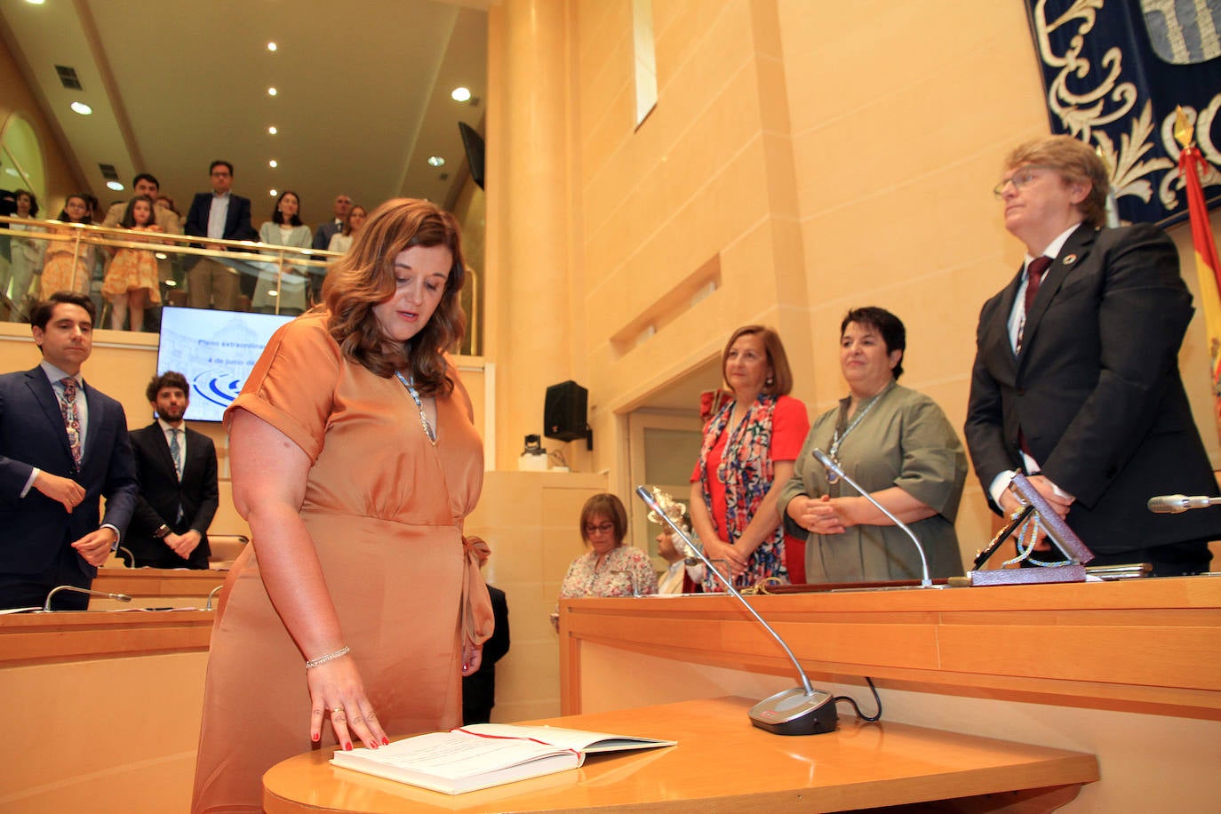 Pleno celebrado en el Ayuntamiento de Segovia para elegir como nueva alcaldesa a Clara Martín.