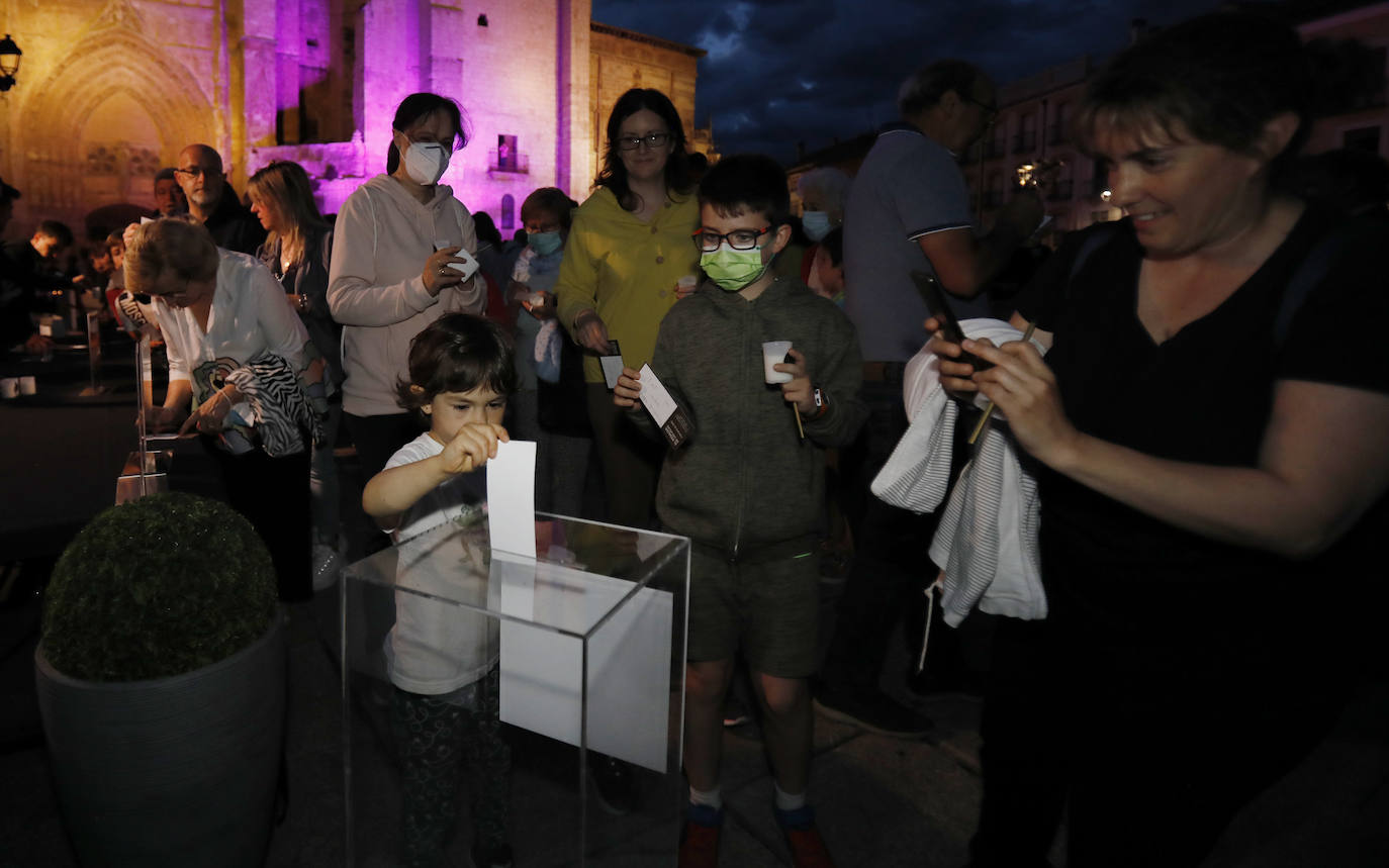 Fotos: &#039;La noche de las velas&#039; festeja los 700 años de la Catedral de Palencia