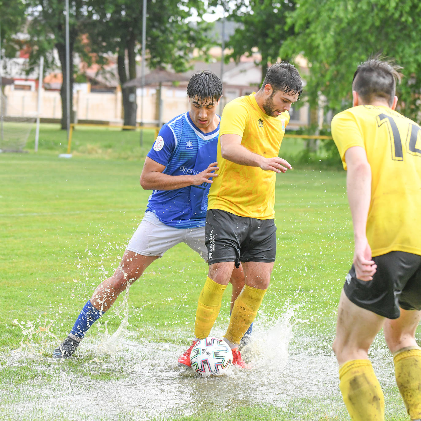 Fotos: Mojados 1-3 Unami
