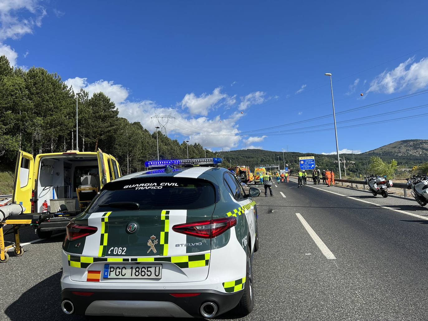 Guardia Civil y servicios de emergencia de la Comunidad de Madrid, en el lugar del accidente.