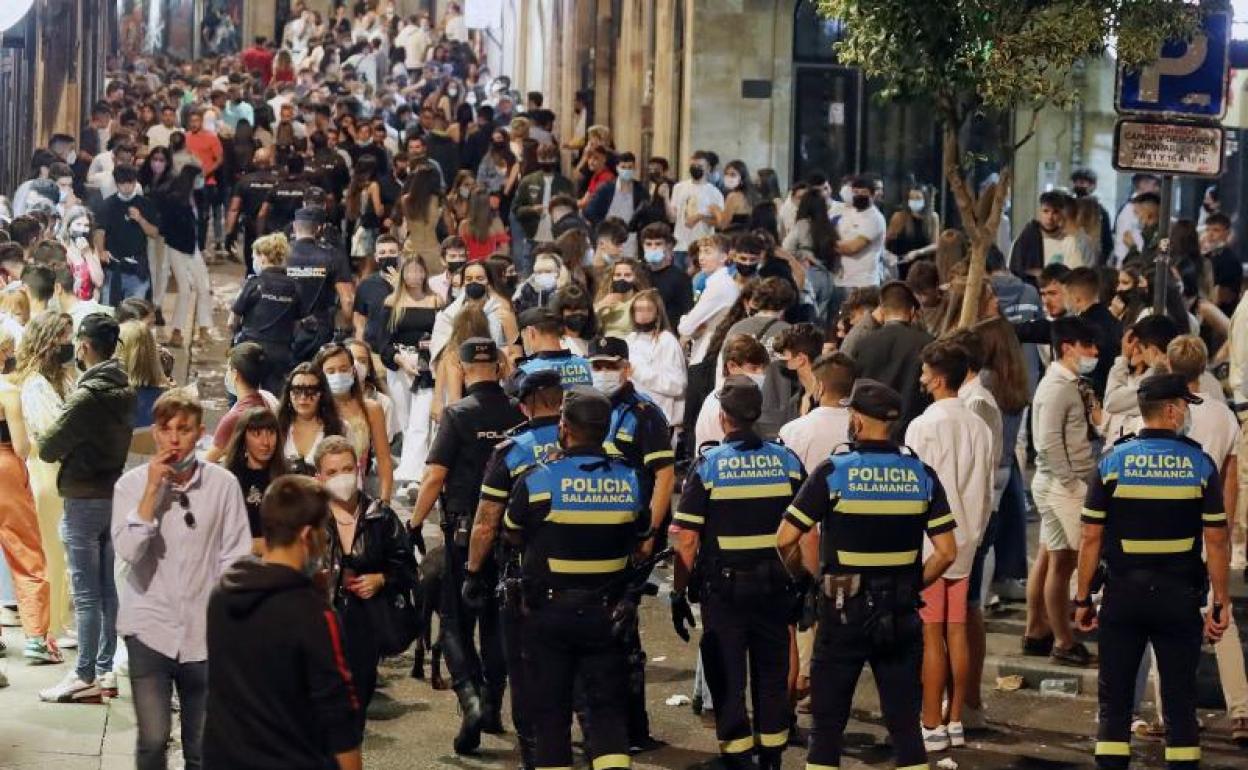 Imagen de archivo de ambiente festivo en la calle Varillas.