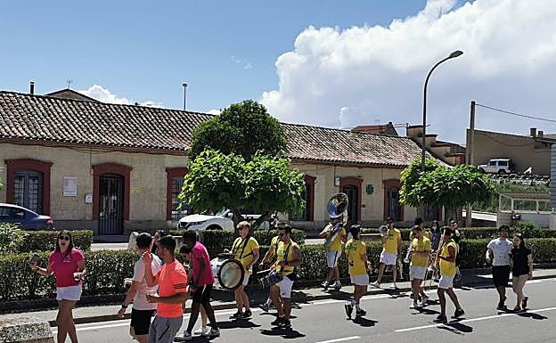 Pasacalles durante la pedida de rosquillas de los quintos de 2022