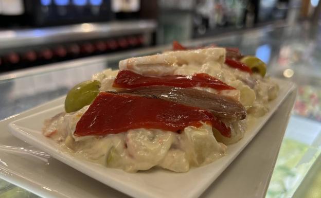 La anchoa y la aceituna encumbra la ensaladilla de El Portón. 