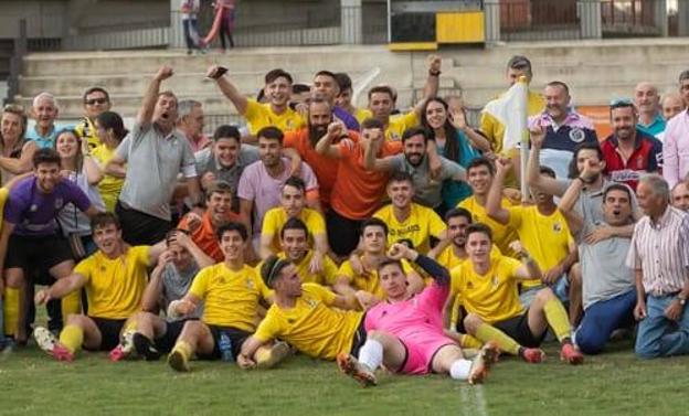 Imagen principal - Los jugadores festejan con su gente la clasificación al 'playoff'. Abajo a la derecha, su técnico Adri Fraile. 