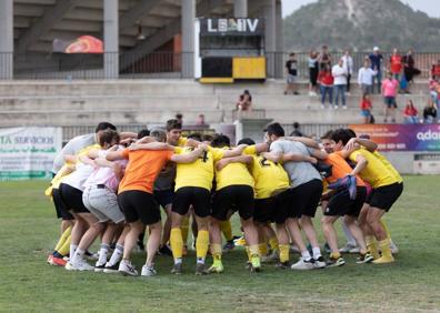 Imagen secundaria 1 - Los jugadores festejan con su gente la clasificación al 'playoff'. Abajo a la derecha, su técnico Adri Fraile. 