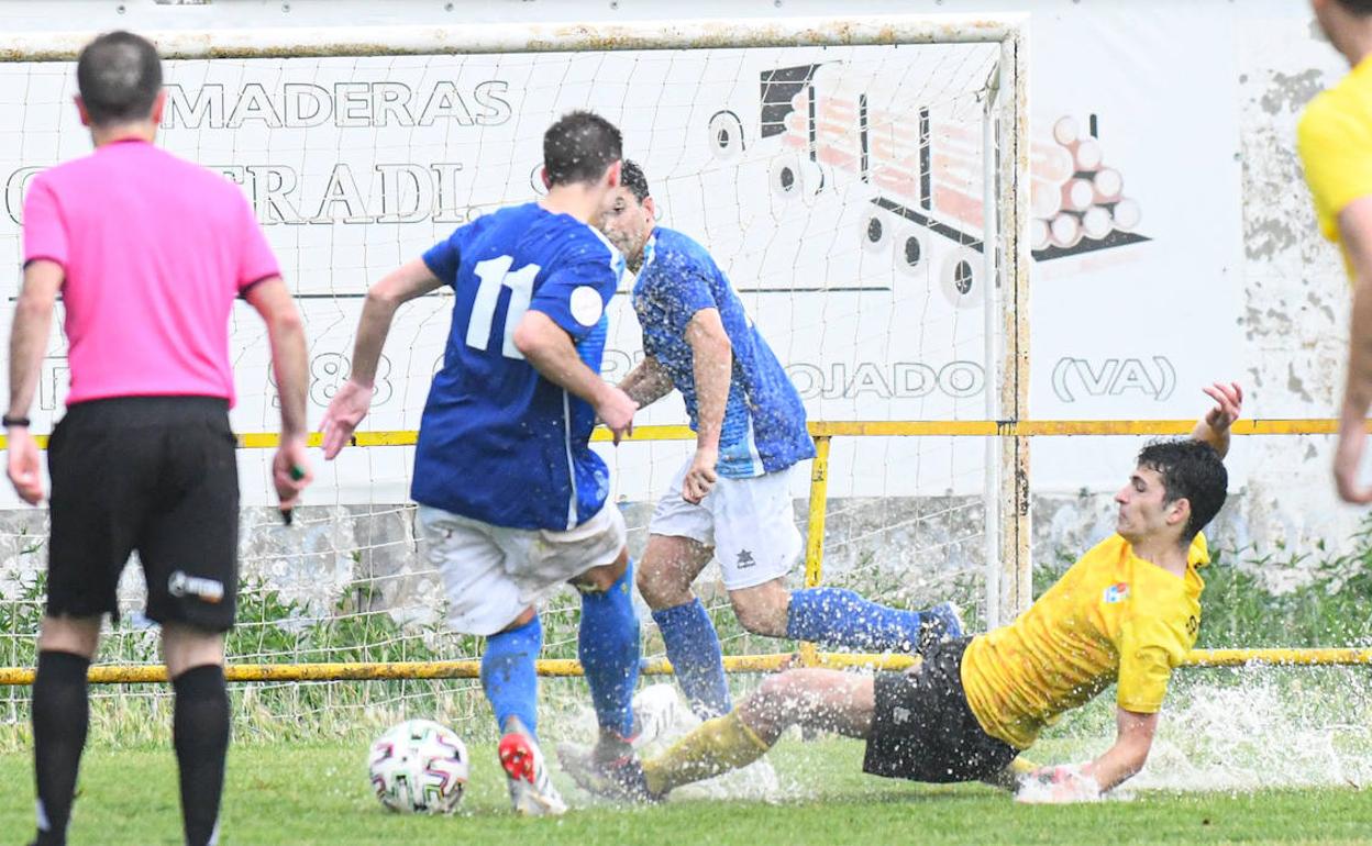 El agua fue un factor más en el partido entre Mojados y Unami. 