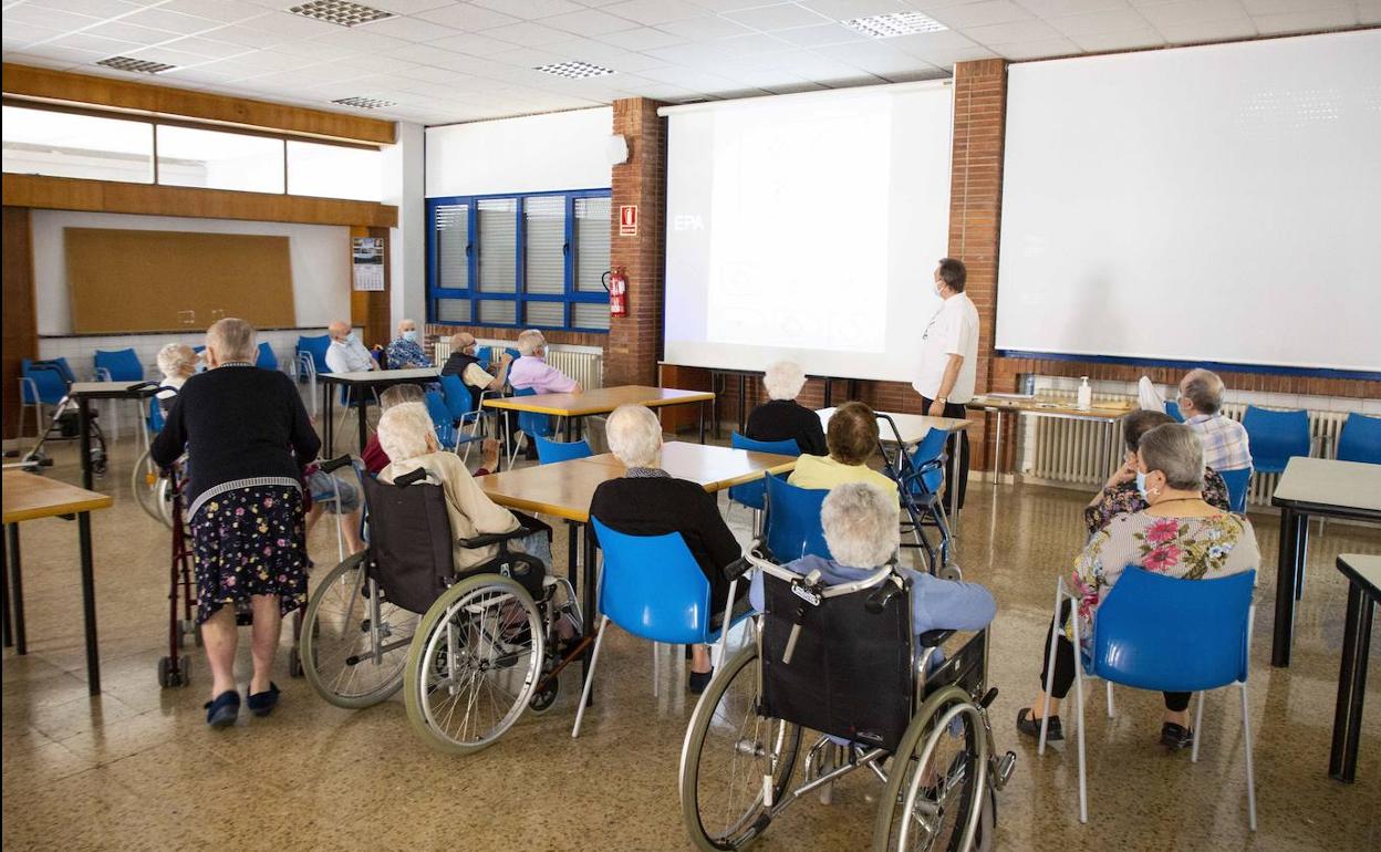 Ancianos en una residencia de la comunidad. 