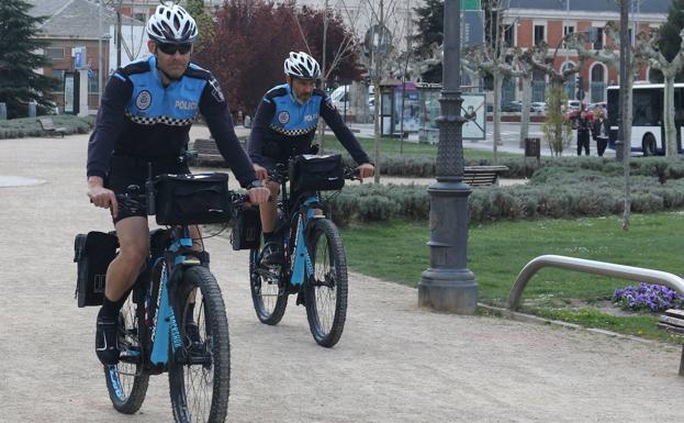 Policías municipales, en bicicletas eléctricas. 