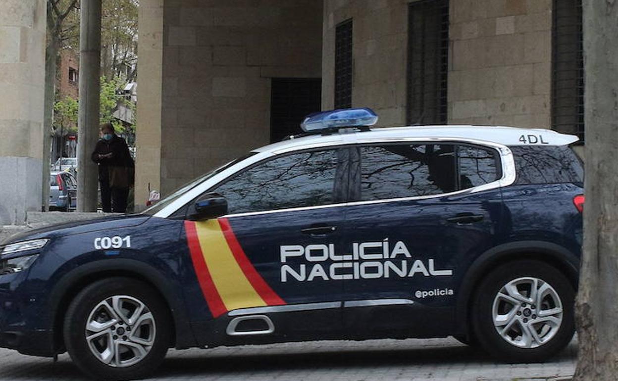 Coche de la Policía Nacional junto a la comisaría de Segovia.