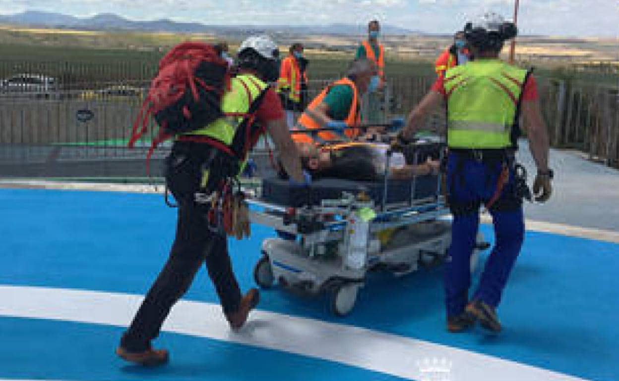 Llegada del ciclista evacuado en helicóptero al Hospital General de Segovia.