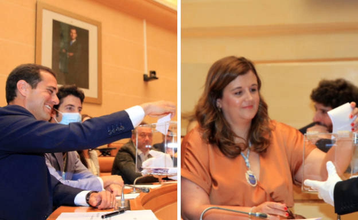 Pablo Pérez (PP) y Clara Martín (PSOE), ambos candidatos a la Alcaldía en el pleno de este sábado, depositan sus votos en la urna. 