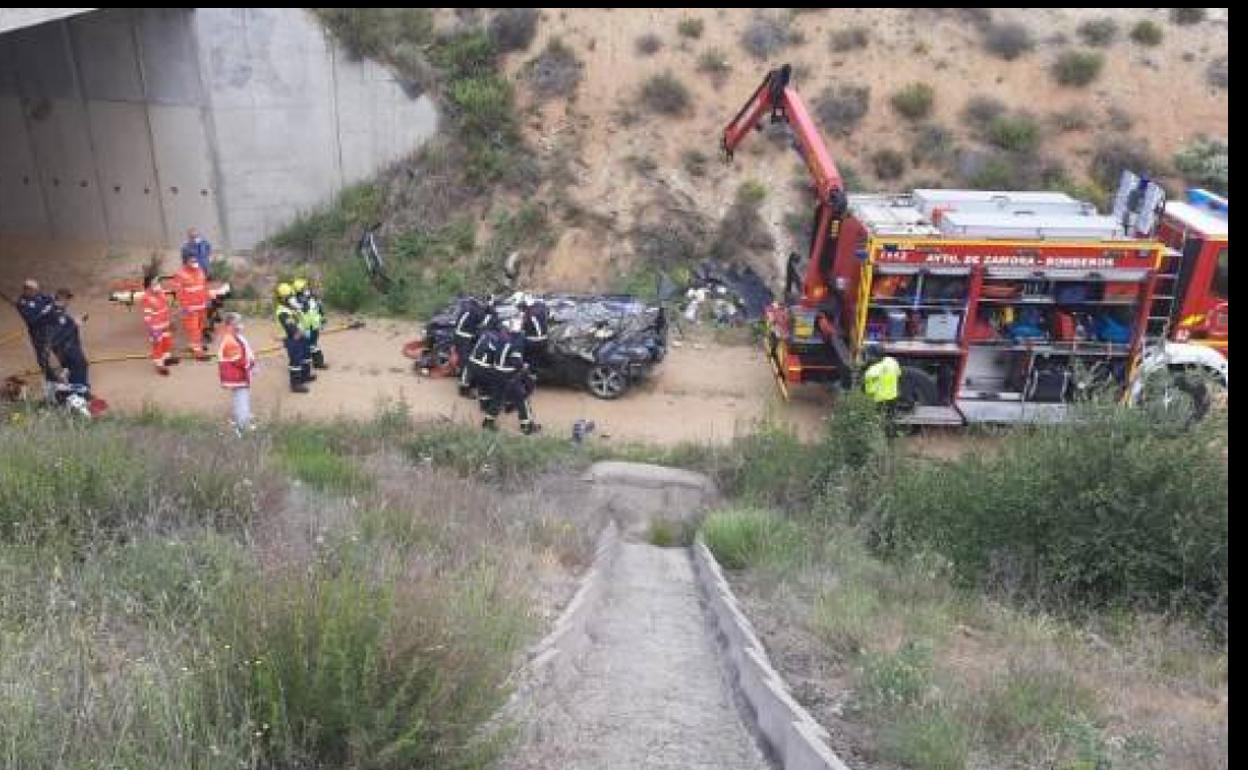 Bomberos y personal sanitario, en el lugar del accidente.