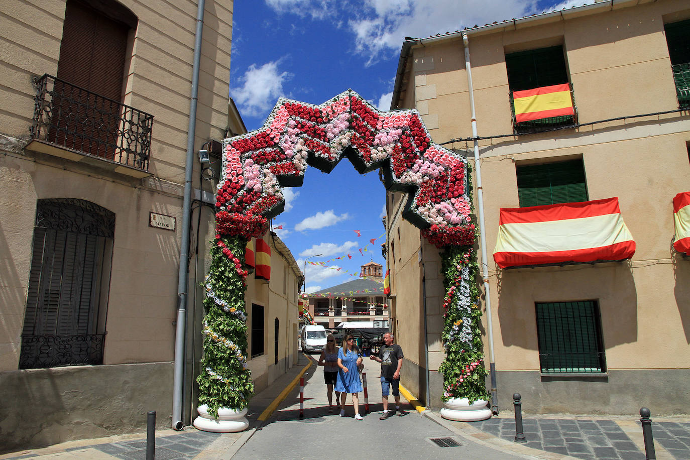 Calles de Bernardos, adornadas con flores para la subida de la Virgen del Castillo.