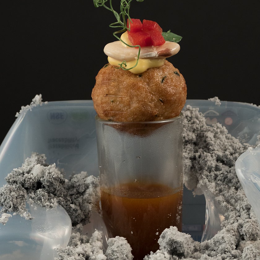 Ave Fénix. Albóndiga de conejo con hummus de garrofón "alioli" de azafrán y pimiento rojo.