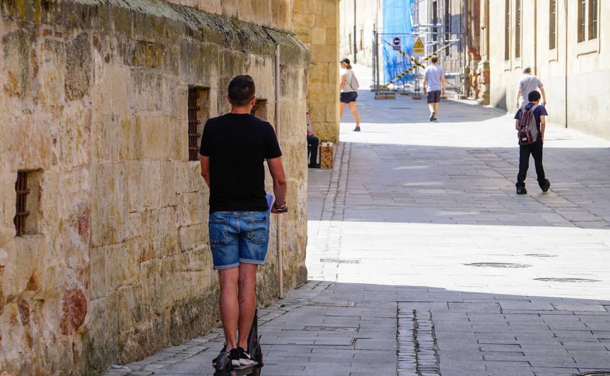 Una persona circula con un patinete en Salamanca