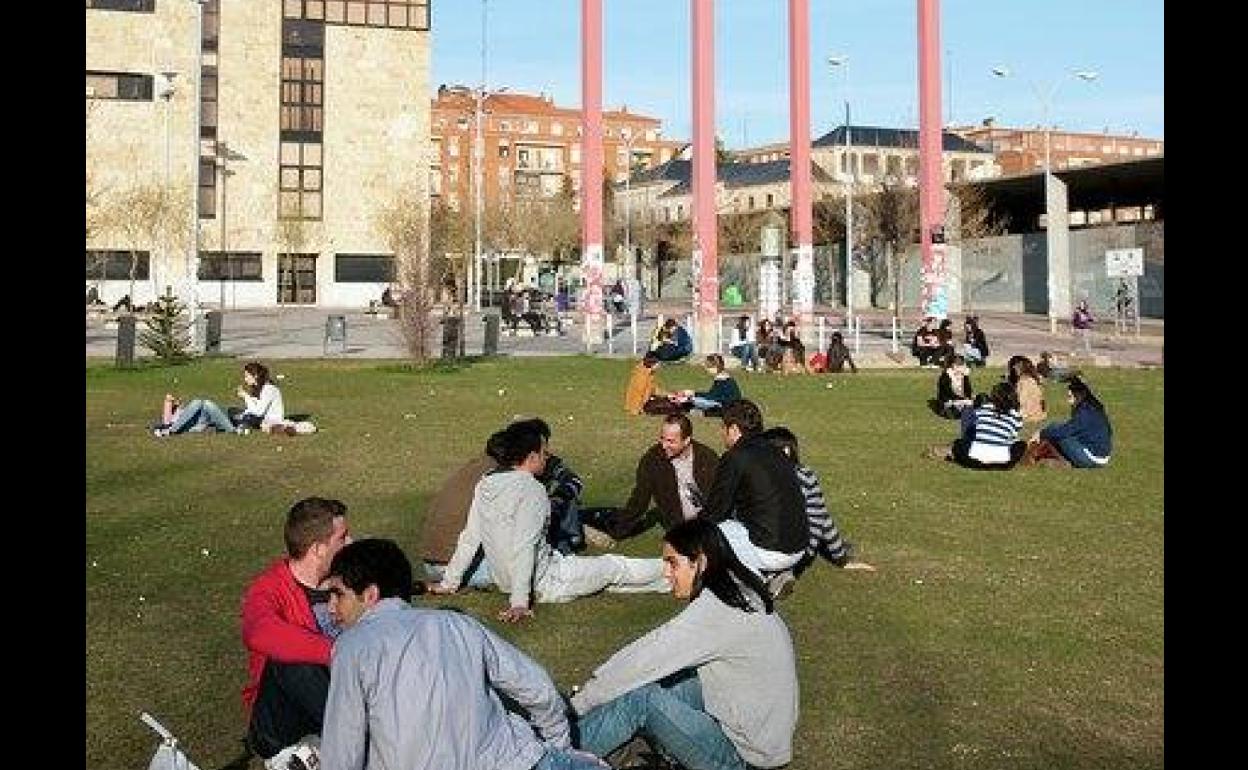 Estudiantes en el campus Miguel de Unamuno de la USAL.