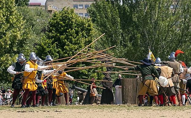 Imagen principal - Salamanca recrea junto al Tormes la batalla de los Tercios Españoles