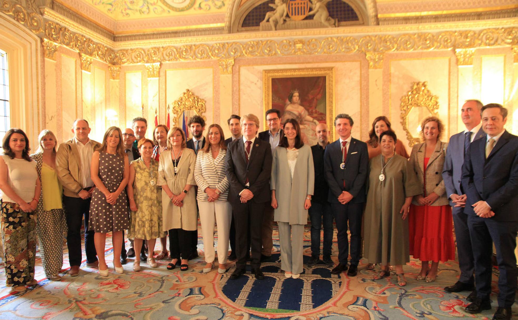 Foto de familia de concejales del equipo de gobierno del PSOE e IU con representantes socialistas en otras administraciones y el delegado territorial de la Junta (2º por la drcha.). 