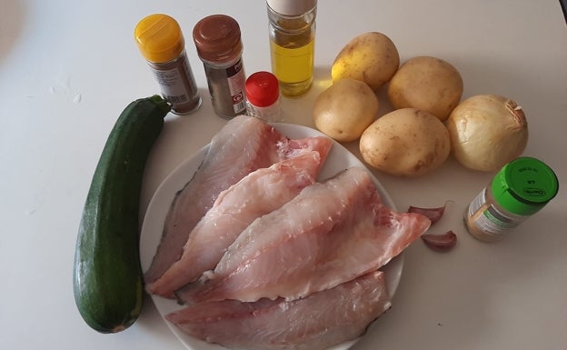 Imagen principal - Receta de pescado al horno con patatas y calabacín