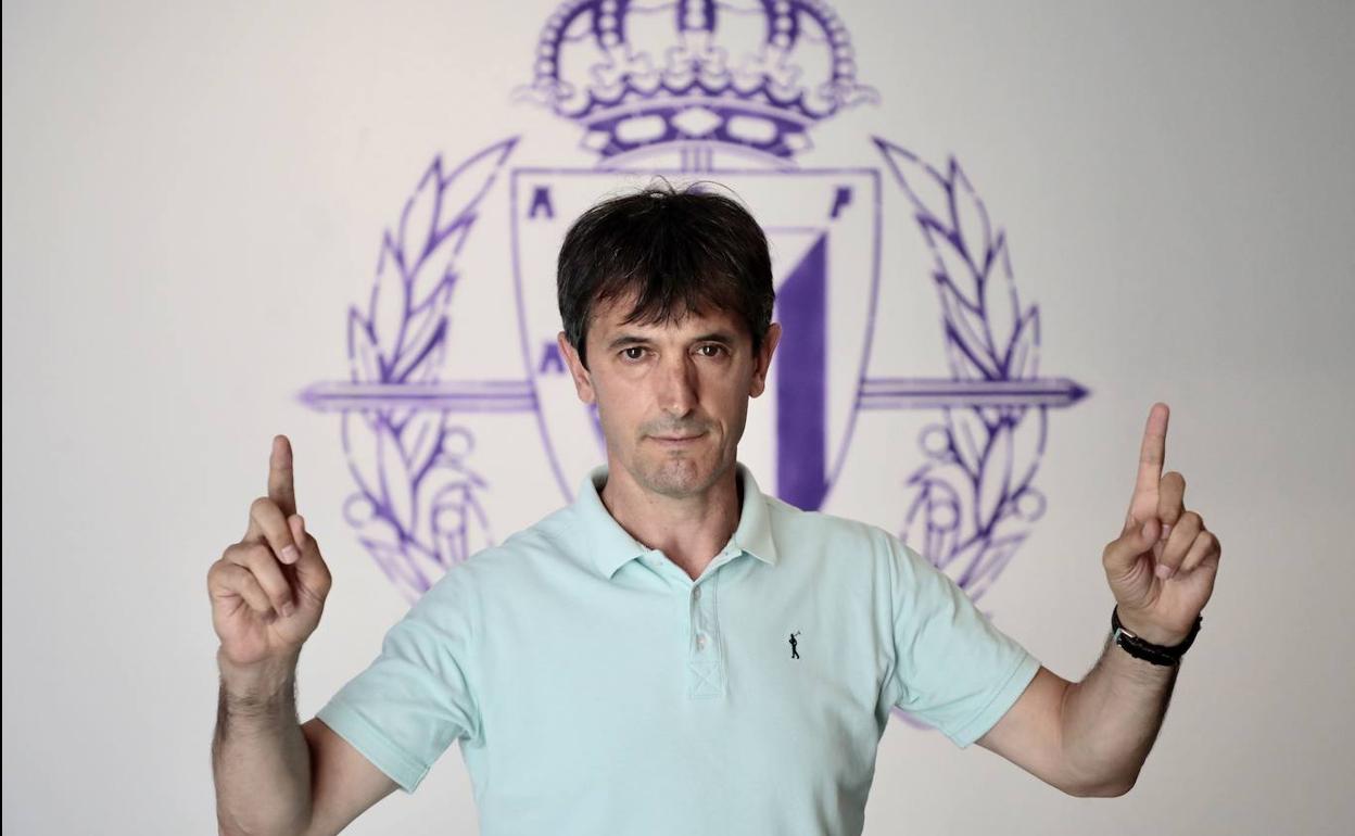 Pacheta luce pose de Primera División con el escudo del Real Valladolid a su espalda. 