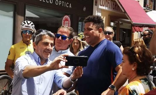 Ronaldo se hace unas fotos con vecinos de Rioseco.