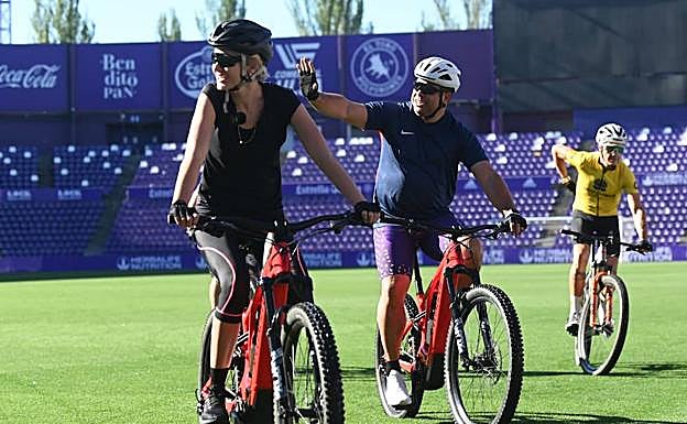 Ronaldo y su pareja, Celina Locks, parten hacia Santiago de Compostela desde el césped del estadio José Zorrilla. 