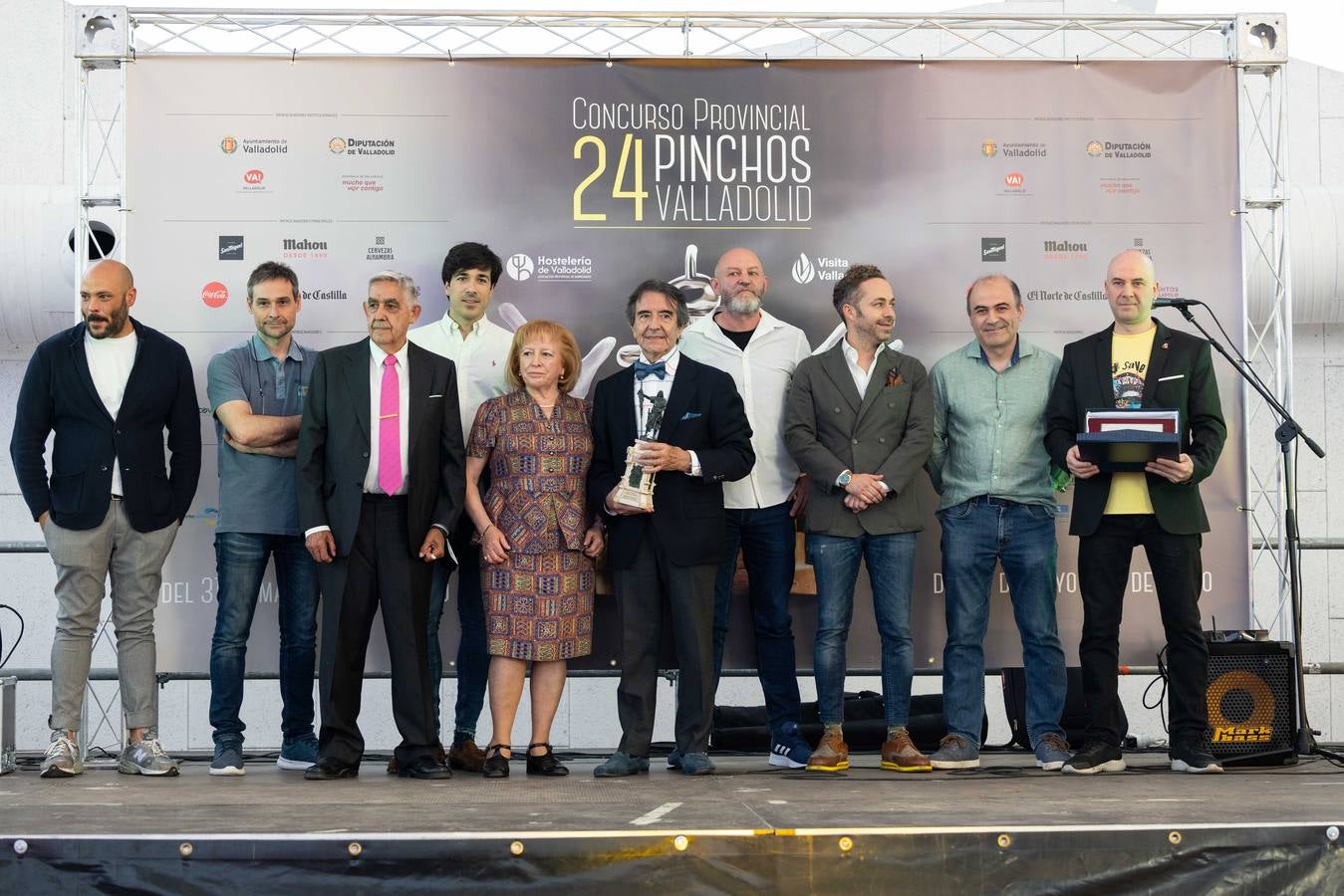 Los galardonados, con los trofeos.