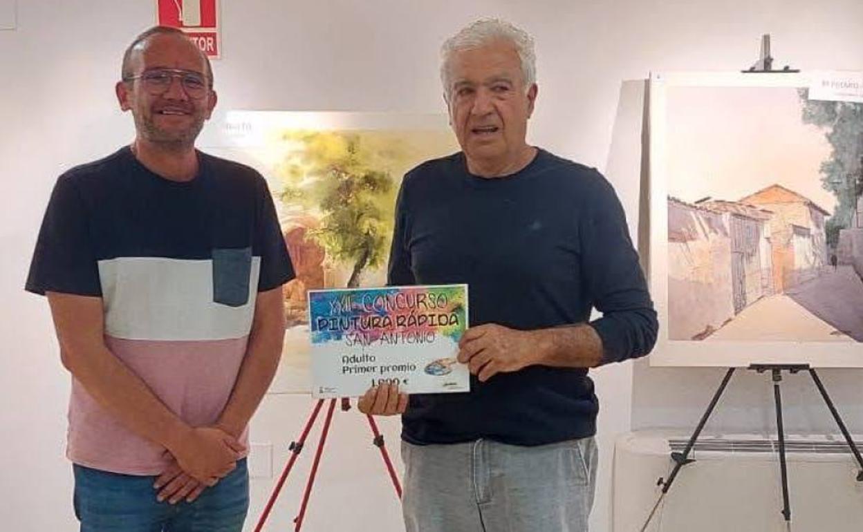 El alcalde Adolfo López Remiro y el ganador Pablo Sevillano con el diploma. 