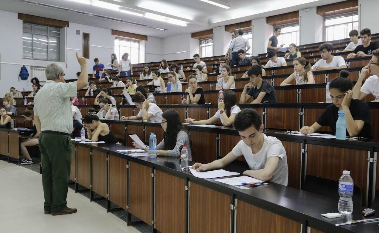 Los alumnos oyen las instrucciones antes de iniciar el examen de la EBAU