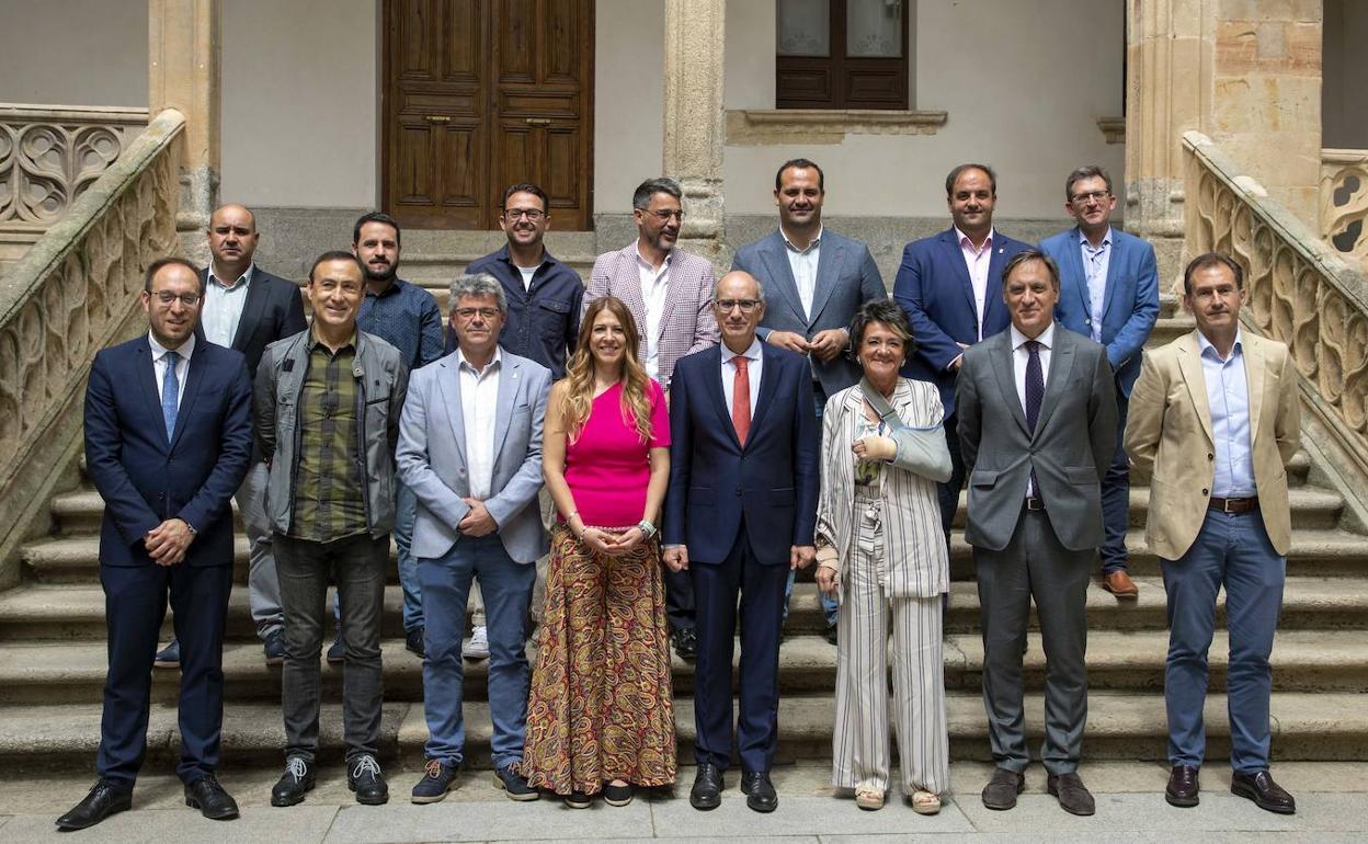 Foto de familia de los firmantes del manifiesto. 