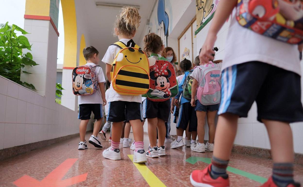 Alumnado a la entrada de una clase. 