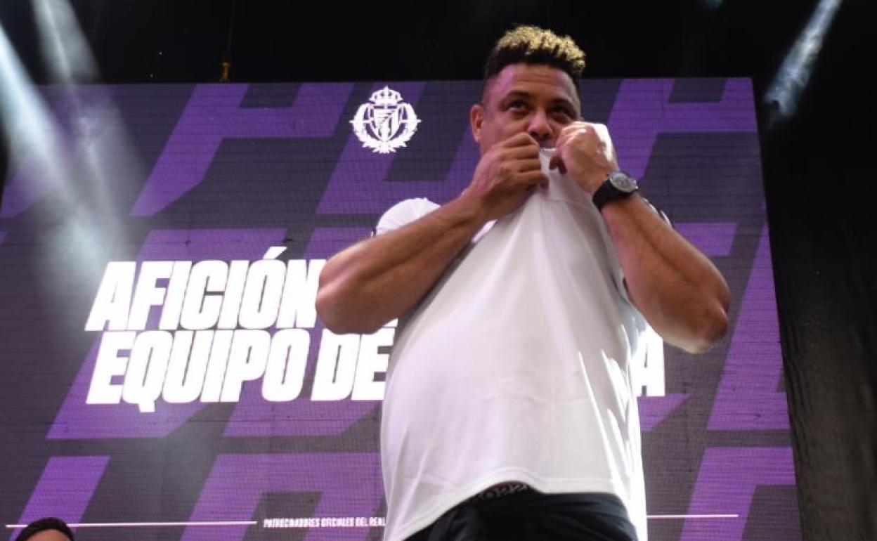 Ronaldo besa el escudo del Real Valladolid durante la fiesta del ascenso 