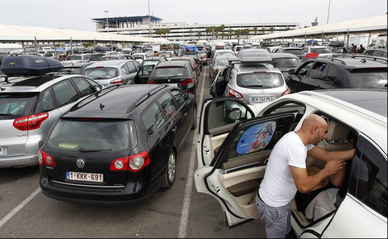 Caravana de coches en la operación Paso del Estrecho en 2021.