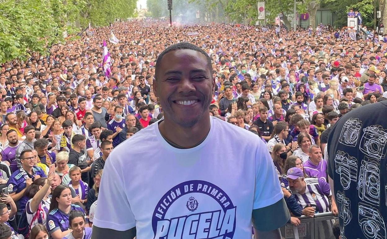 Elias Mendes Trindade, en la acera Recoletos durante la celebración del ascenso. 