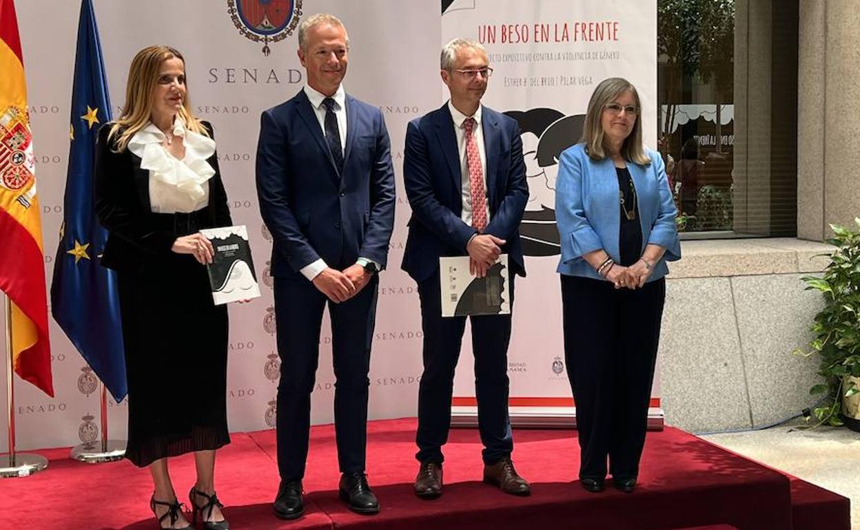 La senadora y profesora de la USAL, Esther Bríos; el presidente del Senado, Ander Gil; el rector, Ricardo Rivero; y la directora de la Unidad de Igualdad de la Universidad de Salamanca, Inmaculada Sánchez-Barrios.. 