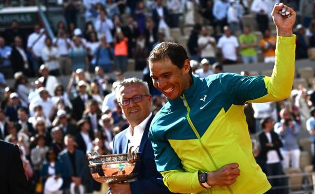 Nadal celebra el titulo de Roland Garros.