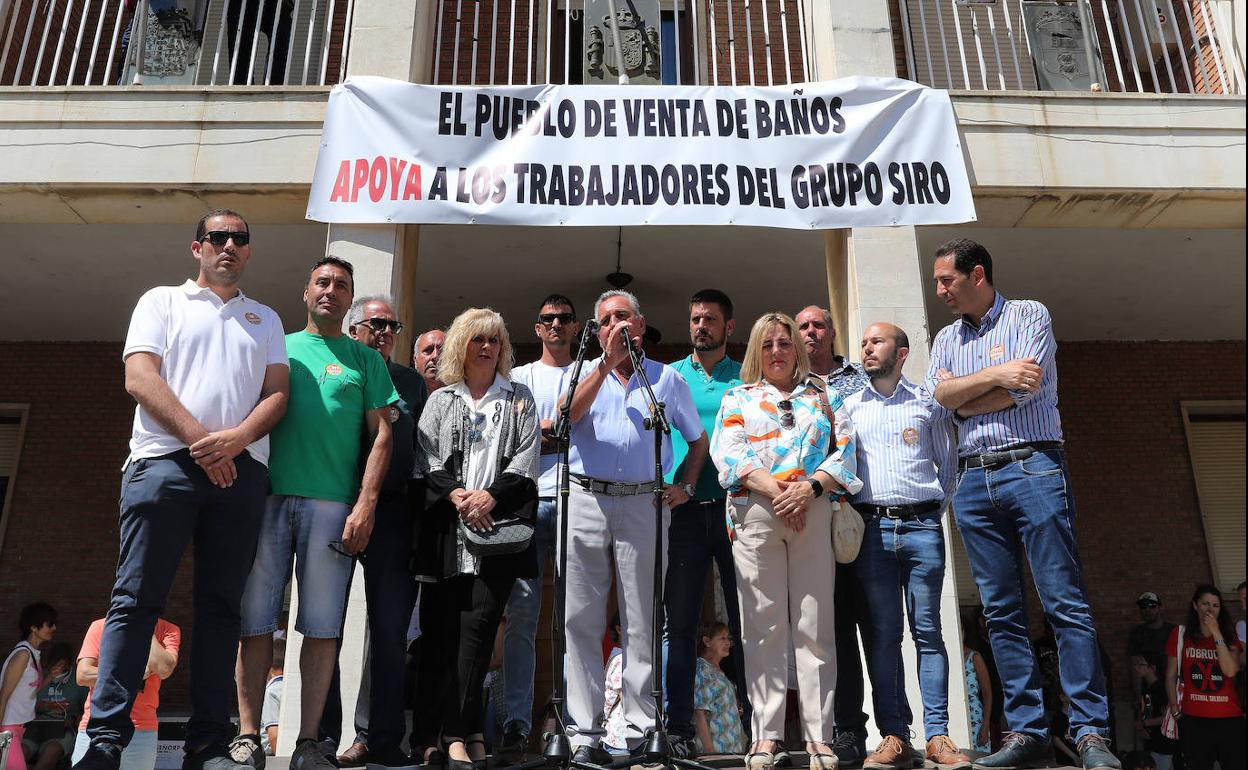 El alcalde de Venta de Baños, acompañados de otros ediles de varios municipios, se dirige a los manifestantes.