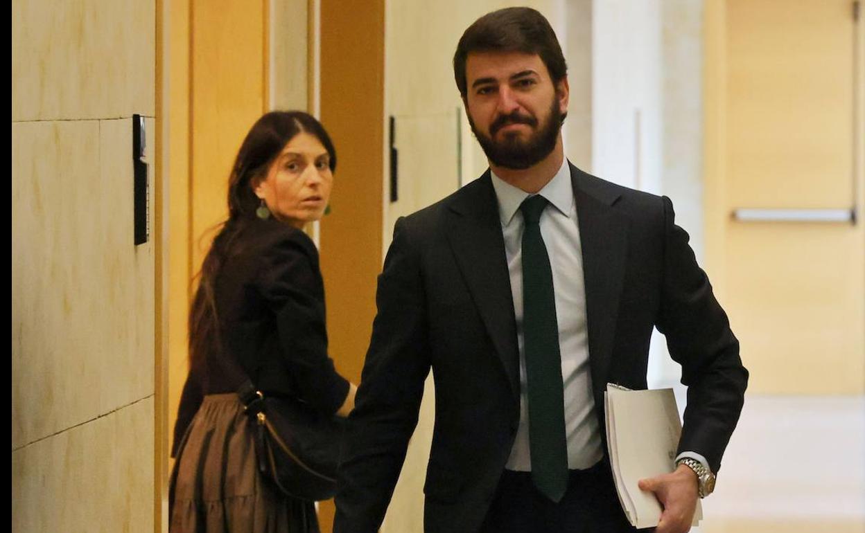 Juan García-Gallardo, vicepresidente de la Junta y cabeza de Vox en Castilla y León, en las Cortes, junto a Monserrat Lluis, directora general de su equipo y responsable de coordinar la comunicación.