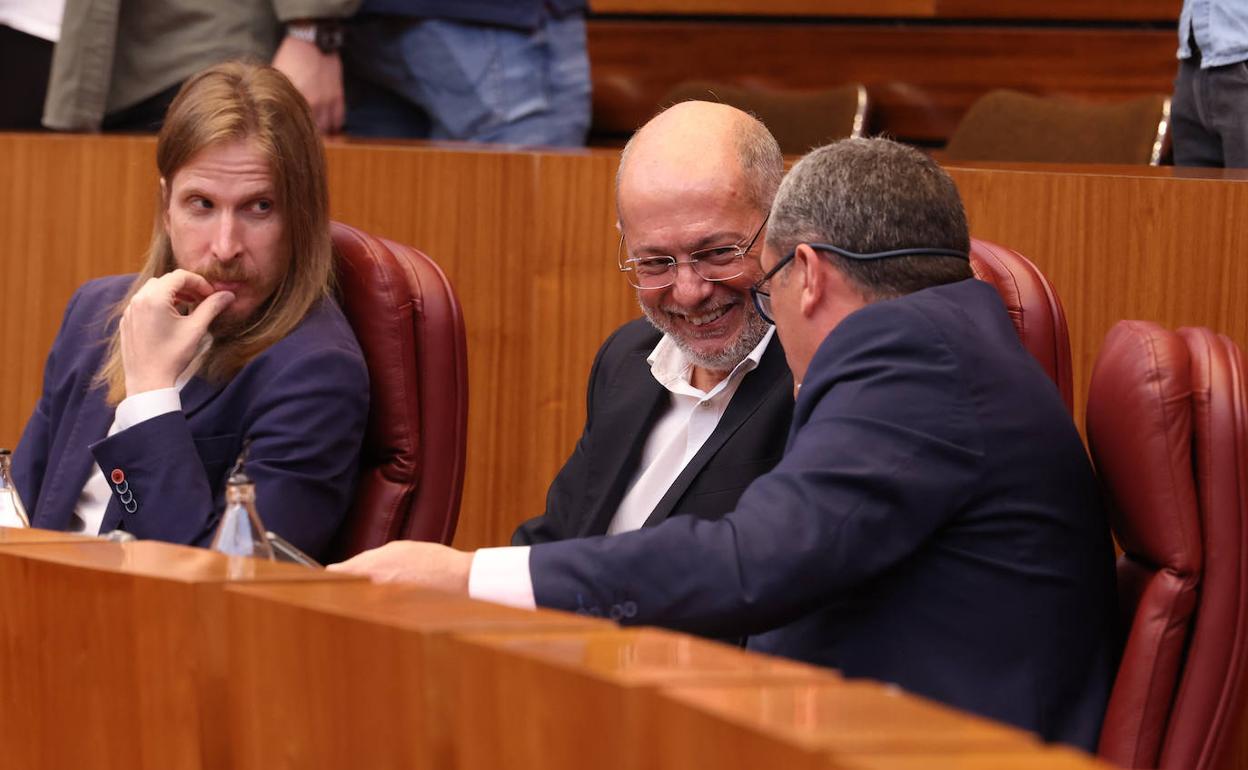 Francisco Igea conversa con Pedro Pascual, de Por Ávila, en presencia de Pablo Fernández, de Unidas Podemos