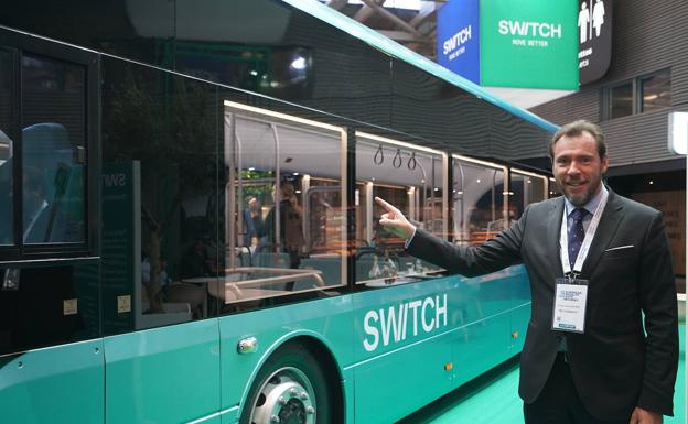 Imagen principal - Switch presenta en París el nuevo autobús eléctrico que se fabricará en Valladolid