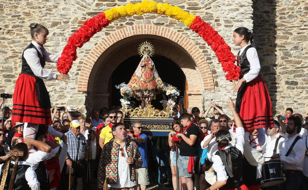 Un arco de flores recibe a la Virgen a la salida de la ermita, esta tarde. 