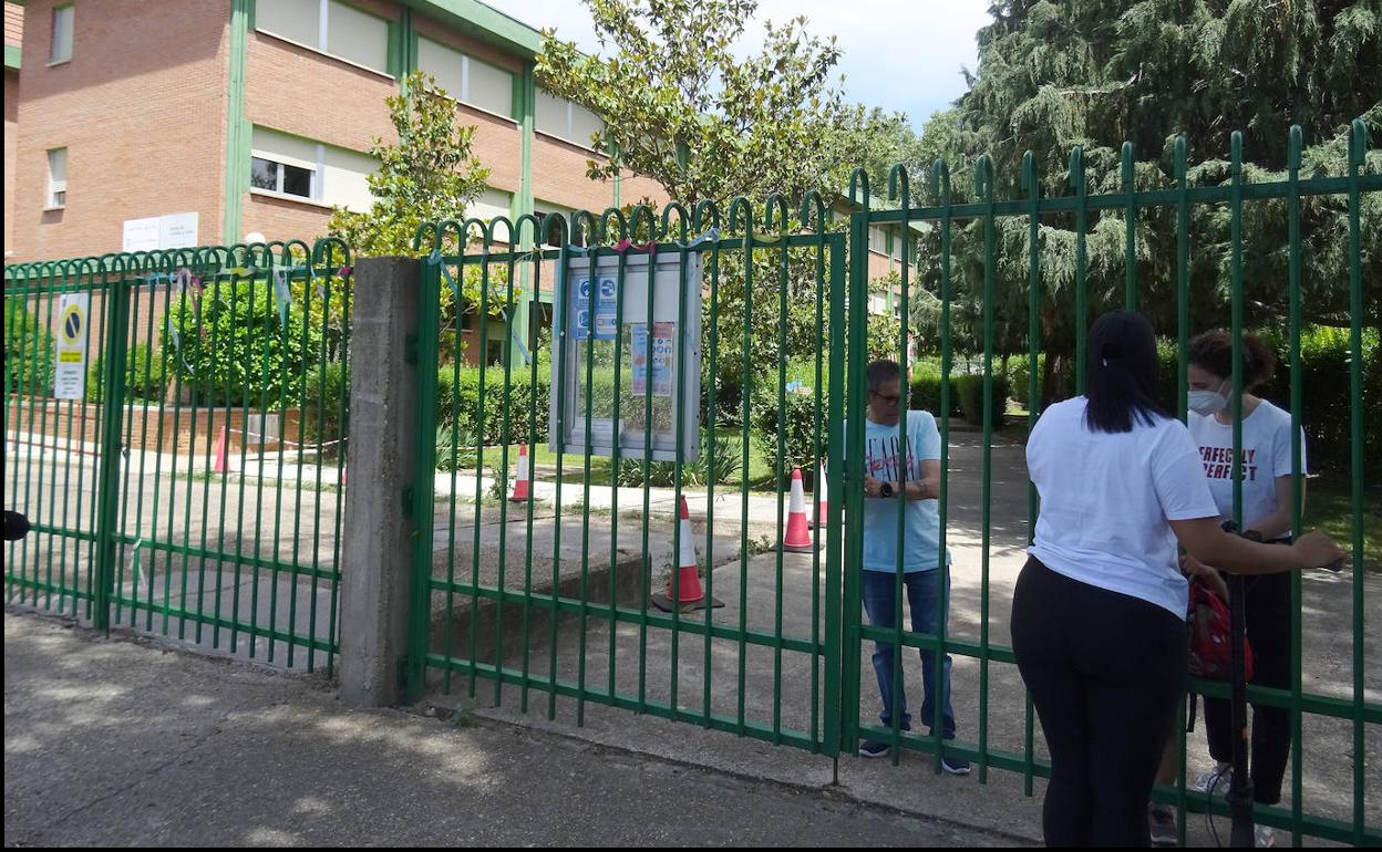 La madre de uno de los tres alumnos que acudieron a clase recoge a su hijo en el Jorge Guillén. 