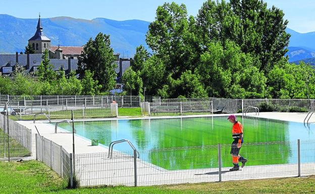Preparativos en la piscina municipal de El Espinar. 
