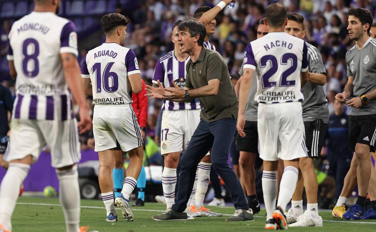 Pacheta, durante el partido de la última jornada ante el Huesca, rodeado de jugadores del Valladolid. 