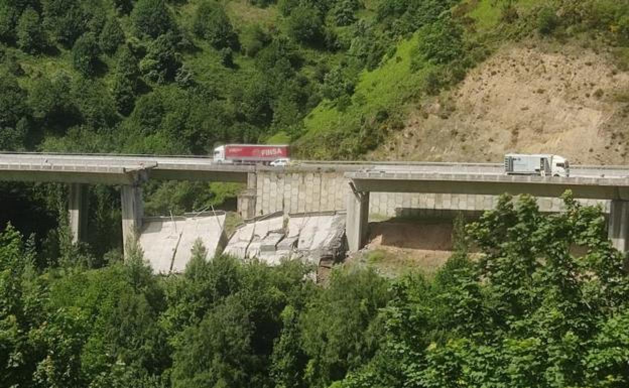 El viaducto del Castro entre León y Lugo sufre un derrumbe en el tercer vano del puente. 