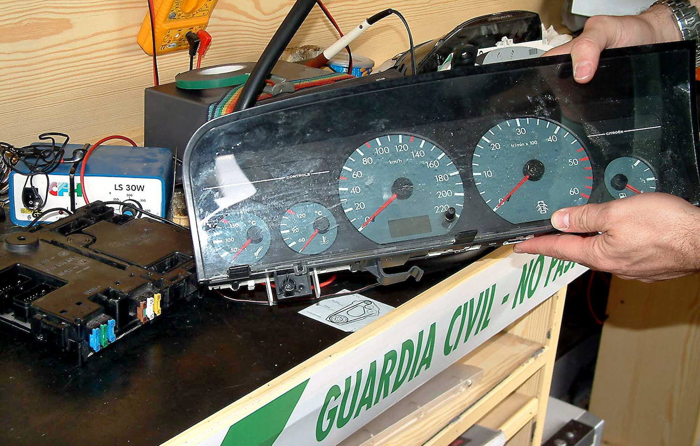Un cuentakilómetros manipulado incautado por la Guardia Civil en una operación en Sevilla. 