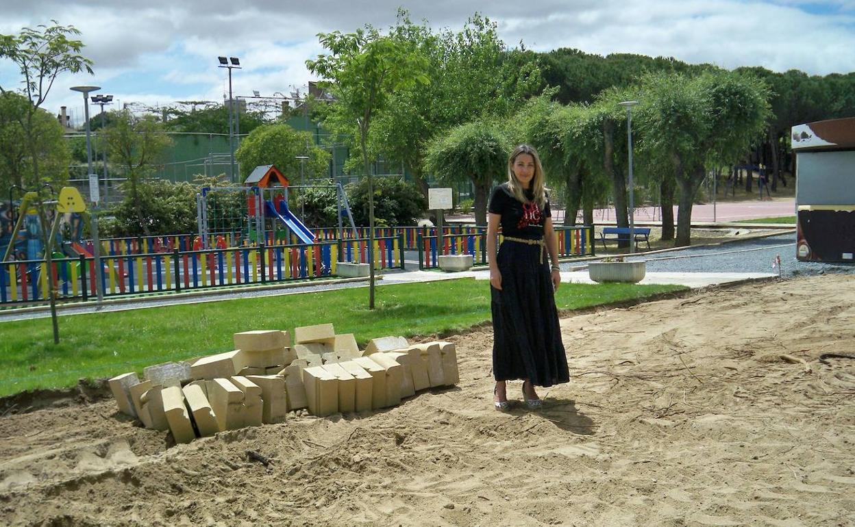 La concejal de Obras, Marta Labrador, en la zona en obras. 