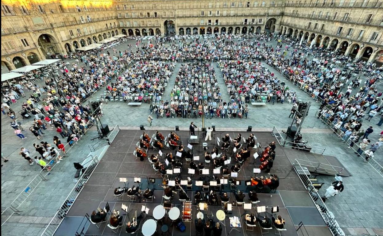 La Plaza Mayor, a rebosar, acogió el concierto de Sheila Blanco y la JOSCS